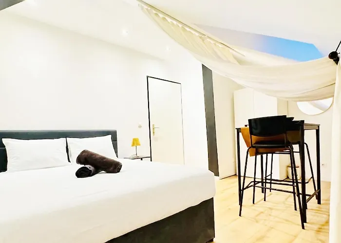 Private In Shared 6br Aprt, With Shared Kitchen Near Center *
