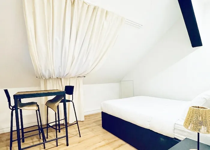 Private In Shared 6br Aprt, With Shared Kitchen Near Center *
