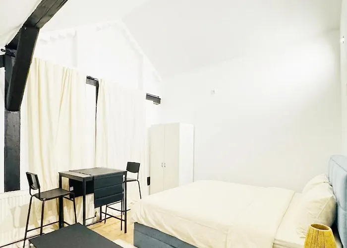 Daire Private In Shared 6br Aprt, With Shared Kitchen Near Center