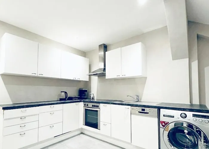 Private In Shared 6br Aprt, With Shared Kitchen Near Center *